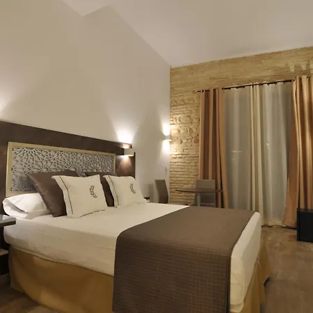 奥夫布雷庭院酒店 *