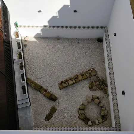 奥夫布雷庭院酒店 *